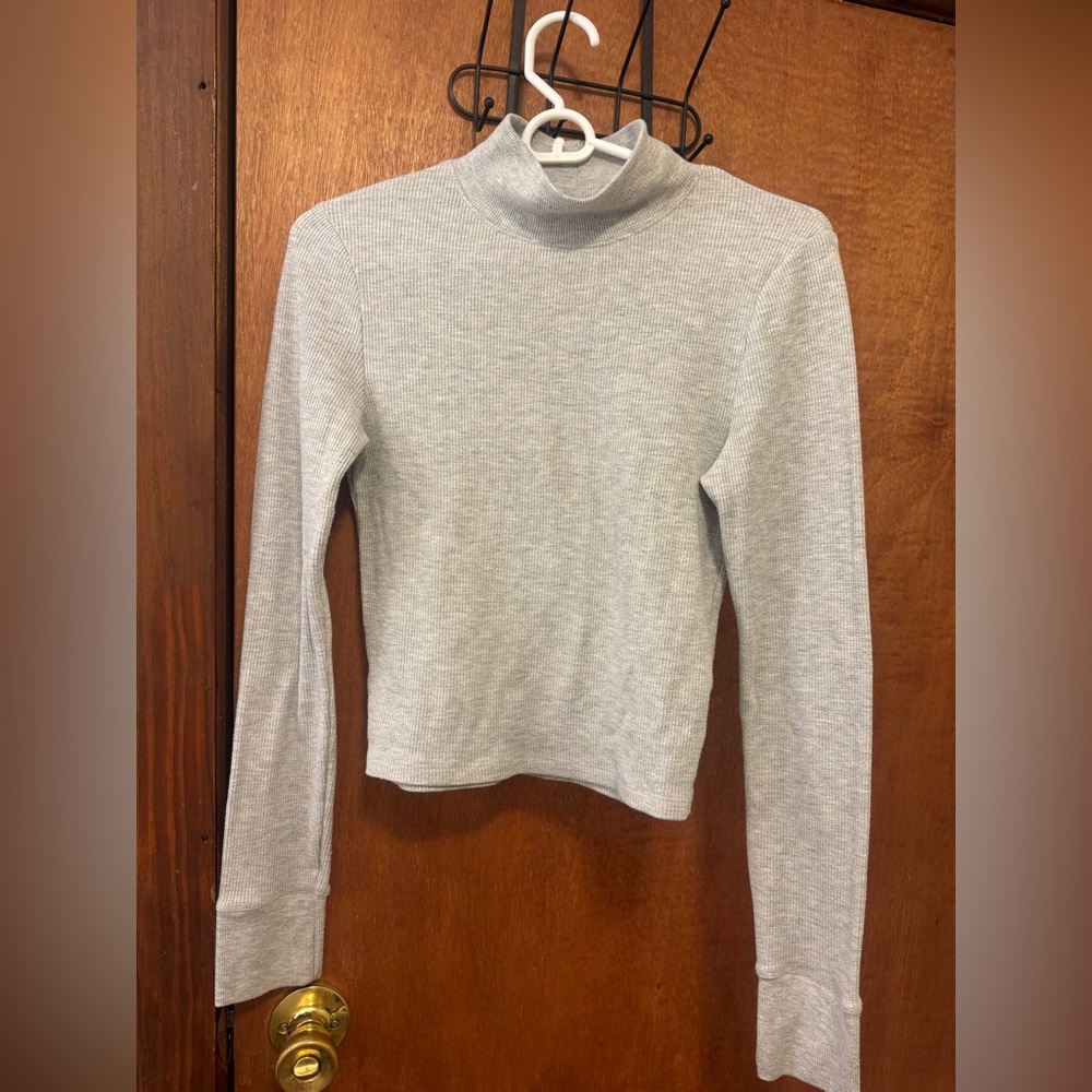 American Eagle Outfitters Light Gray Long Sleeve Top